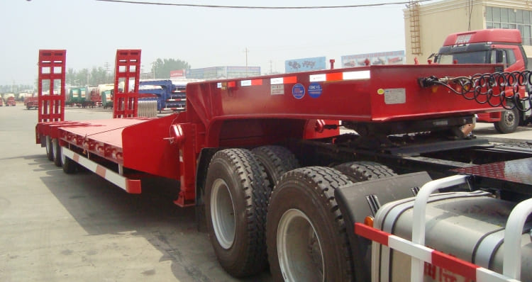 3 Axles 50t Heavy Duty Lowbed Semi Trailer for Sale in Madagascar